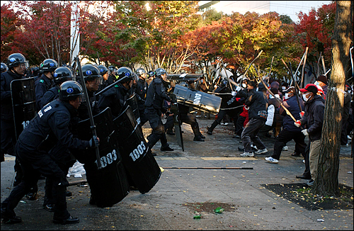 11월 15일 여의도 농민대회에서 격렬히 충돌한 경찰과 시위대. 이날 시위에서 경찰과 농민의 충돌로 양측에서 수백명의 부상자가 발생하였다. 